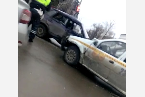 В г. Шахты столкнулись на перекрестке такси и ВАЗ-21099