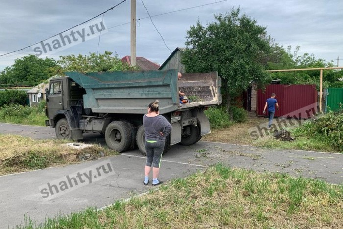 В Шахтах на тротуаре припарковался «Камаз»: водителя грузовика оштрафуют