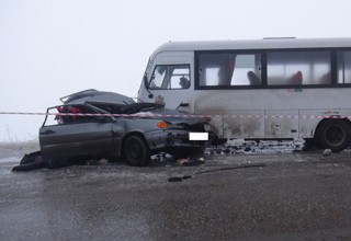 ВАЗ врезался в маршрутку — двое погибли, пострадал 5-летний ребенок в Ростовской области [Фото]