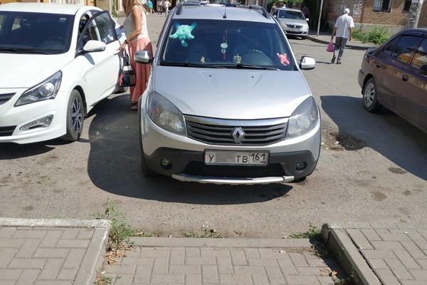 В г. Шахты инвалиду помешала машина, припаркованная около пандуса