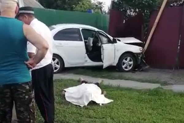 В Шахтах за рулем скончался водитель Mitsubishi Lancer — машина врезалась в трубу [Видео]