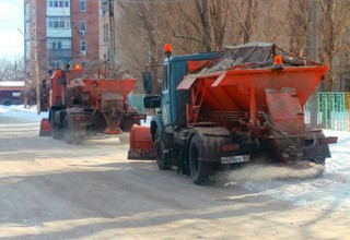 Дороги г. Шахты от снега расчищают 11 единиц техники — рапортуют власти