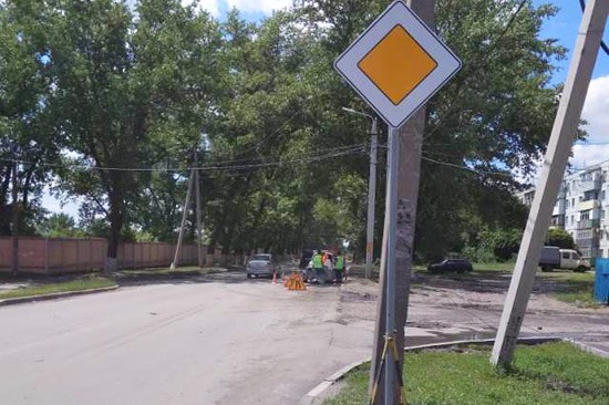 В г. Шахты установили новые дорожные знаки на улице Красинской