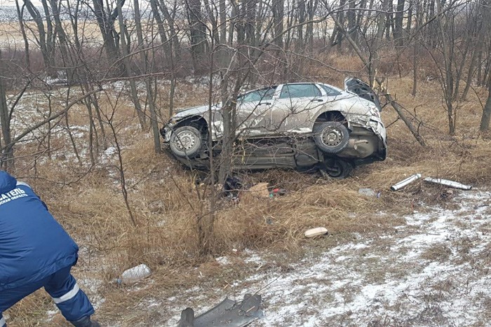 Недалеко от Шахт два автомобиля улетели в лесополосу: водитель погиб