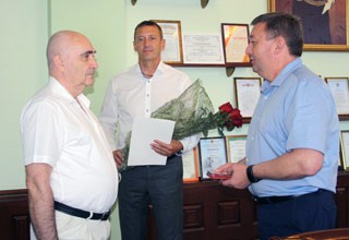 Заведующему архивохранилищем г. Шахты вручили Памятный знак «80 лет Ростовской области»