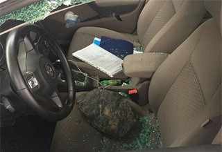Автоворы разбили стекло иномарки огромным булыжником в Ростове