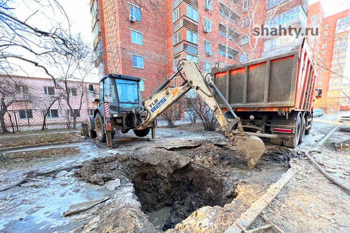 В Шахтах отключили воду в центре: авария рядом с 14-этажным домом