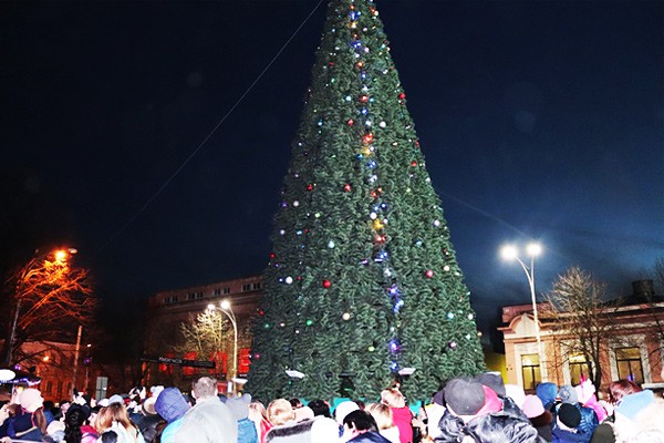 В г. Шахты появится 9 новогодних елок — их откроют с 19 по 30 декабря