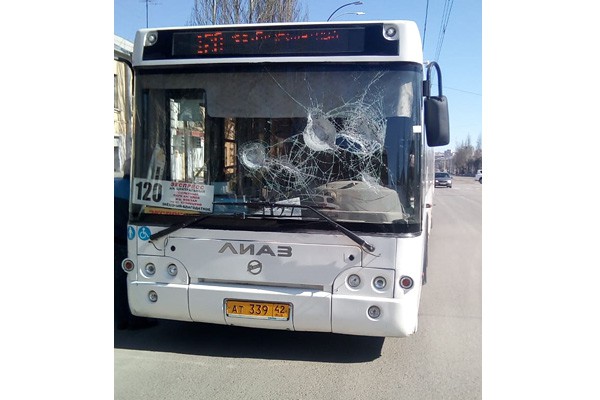 Неадекват с лопатой атаковал автобусы, крича про «коронавирус» [Видео]