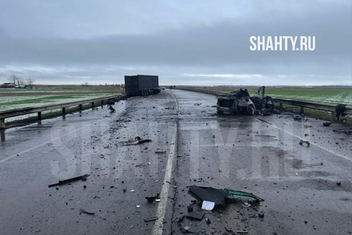 Сгорел в машине водитель BMW: на встречке врезался в тонар в Ростовской области