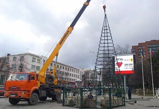 В г. Шахты установили 15-метровую искусственную городскую елку