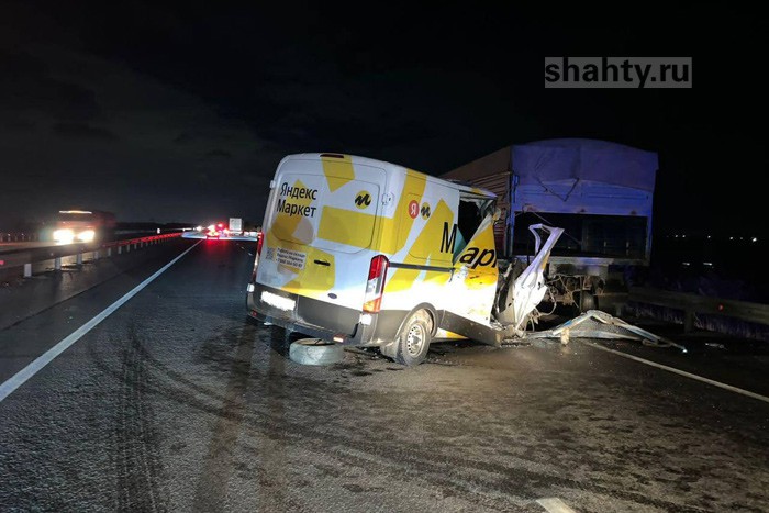 Фургон Ford Transit влетел в прицеп «Камаза» на трассе под Ростовом