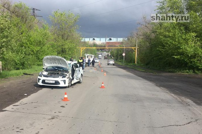 В Шахтах автобус снес двери автомобиля Kia Rio неподалеку от РЭМЗа: видео