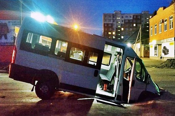 Маршрутка с пассажирами провалилась под землю в Каменске-Шахтинском [Видео]