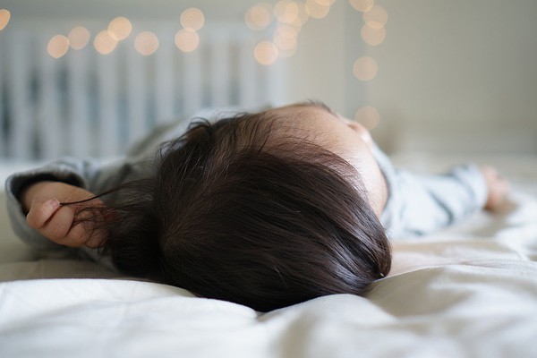 Избила малыша бутылочкой для кормления 23-летняя мать на Дону