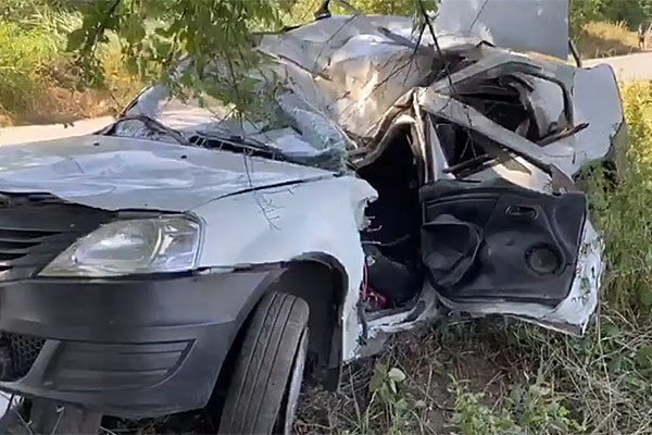 В Шахтах разбился 16-летний подросток, врезавшись в дерево на отцовском «Логане»