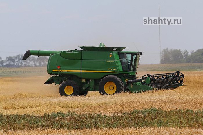 Сгорел хлебоуборочный комбайн John Deere в Ростовской области