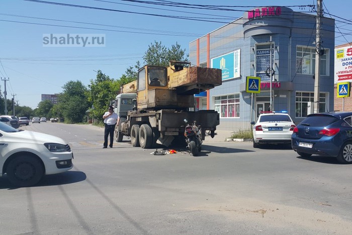 Мотоциклист врезался в автокран на пешеходном переходе в Батайске