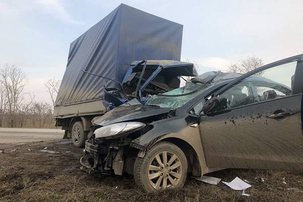 Погибли девушка и водители: на встречке столкнулись Kia и грузовик Hyundai под Ростовом
