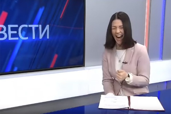 Ведущая новостей захохотала, рассказывая об увеличении социальных выплат на 3 %