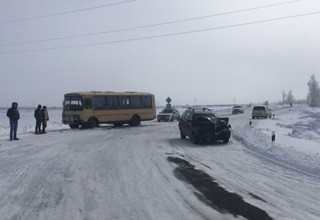 Столкнулись автобус и ВАЗ на трассе в Ростовской области — пострадали 2 человека [Фото]