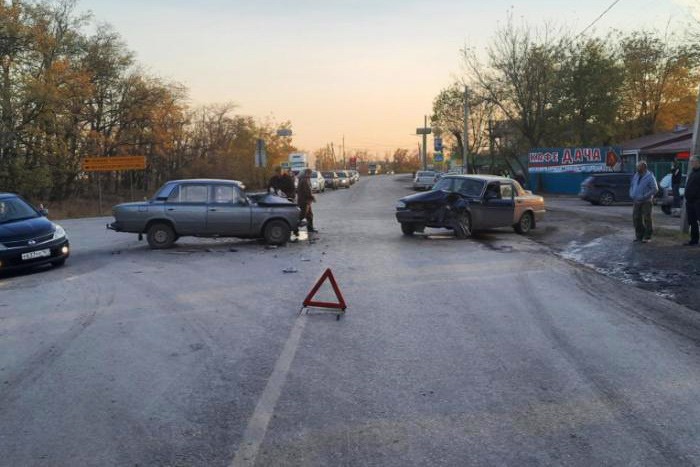 «Шестерка» не разъехалась с «Волгой» под Азовом: пострадал пассажир легковушки