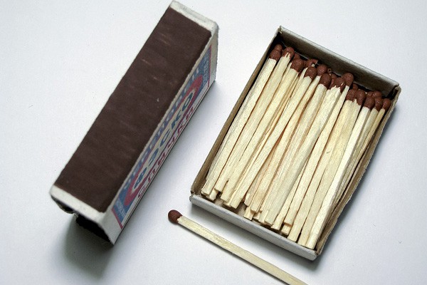 Мать обвинили в гибели малыша, который играл со спичками