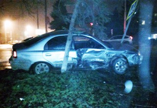 В г. Шахты Kia снес дорожный знак после столкновения с ВАЗ-2114, пострадали три человека