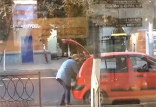 Женщина выдрала тротуарную плитку на Садовой и увезла на автомобиле [Видео]