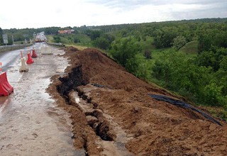 Обрушилось 40 метров моста из-за дождя в Ростовской области, проезд ограничен