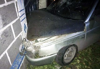 В г. Шахты ВАЗа врезался в дом на ул. Платова, пострадали 2 человека