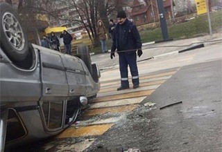 Перевернулась на крышу «Волга» после столкновения с Hyundai Accent в Ростове [Фото + видео]