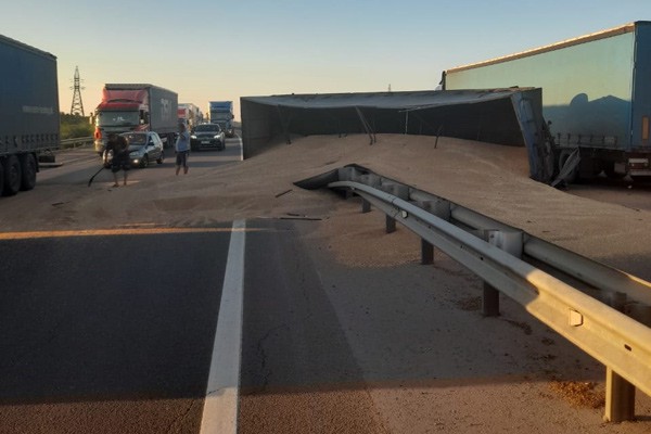 Отцепился прицеп с пшеницей от грузовика и протаранил Audi и Ford на трассе М-4