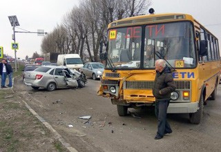 Школьный автобус с детьми врезался в Lada Granta на трассе Ростов — Новошахтинск