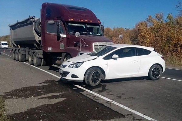 В Шахтах автоледи попала под фуру Freightliner: девушка госпитализирована