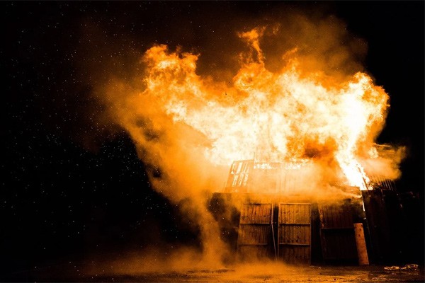 В Шахтах сгорела «заброшка» на улице Пульного