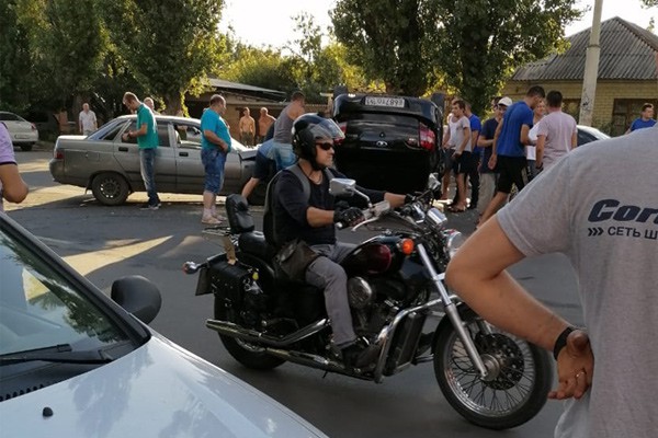 В Шахтах перевернулся автомобиль на Комиссаровском: есть пострадавшие [Видео]