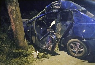 Врезался в столб Nissan Tiida в г. Шахты на дороге Центр — Артем, пострадал водитель [Фото]