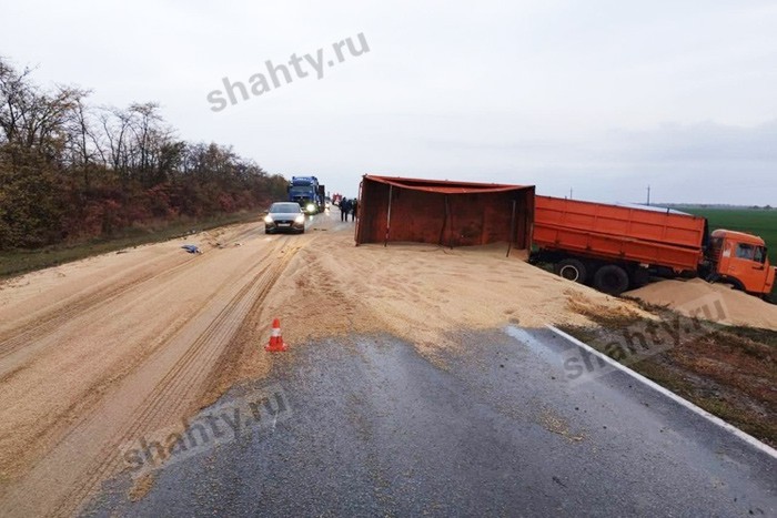 Погибли водитель и пассажир ВАЗа, врезавшись в Камаз на трассе в Ростовской области