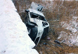 Маршрутка с пассажирами упала с моста в замерзшую реку в Ростовской области — есть жертвы [Фото]