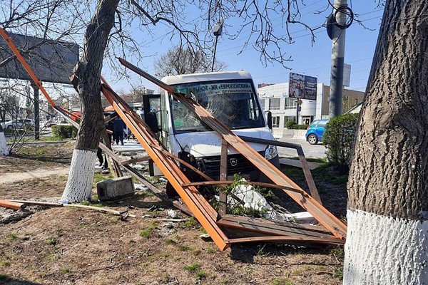 Маршрутка протаранила остановку на проспекте Стачки в Ростове: пострадала женщина