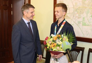 Нового Олимпийского чемпиона из г. Шахты Дмитрия Шишко поздравил сити-менеджер