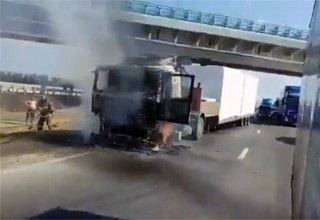 Сгорела фура на трассе М-4 рядом с городом Шахты [Видео]