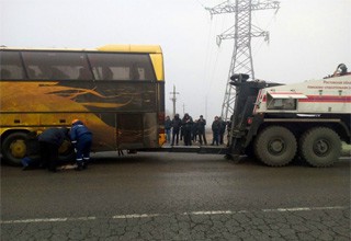 Эвакуатор «Чайка» донских спасателей помог автобусу международного рейса под Шахтами [Фото]