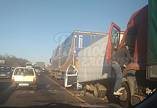 «Газель» расплющили 2 фуры на трассе М-4 между Шахтами и Каменском [Фото]