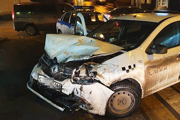 Столкнулись Lexus и машина Яндекс.Такси в рождественскую ночь в Ростове