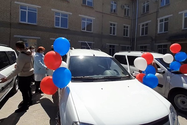 В Шахтах новые автомобили получили больницы и поликлиника № 1