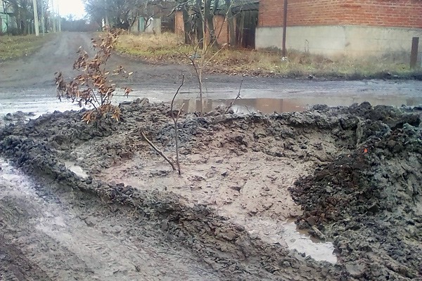 В г. Шахты сгнила труба на перекрестке — ее «лечат» чопиками