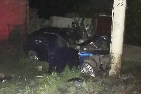 В Шахтах ВАЗ протаранил столб — пассажир погиб