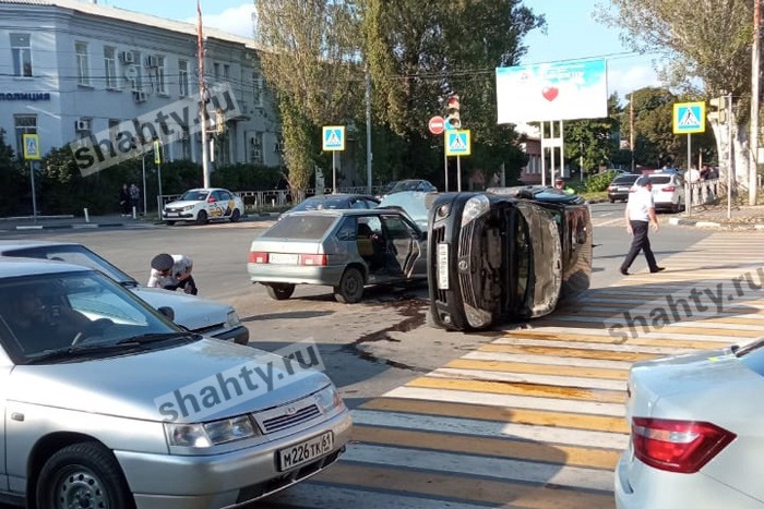 В Шахтах перевернулся Nissan Tiida: на перекрестке столкнулись две машины